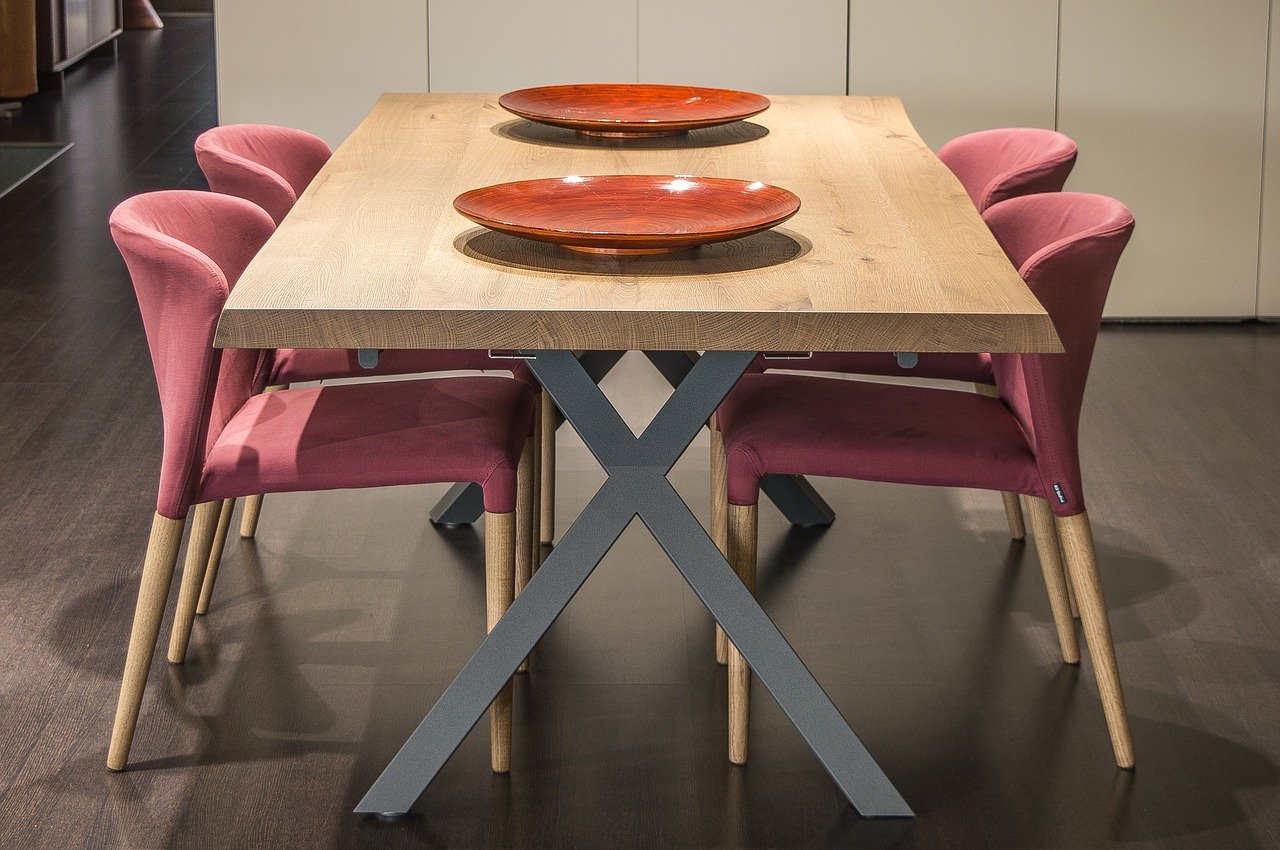 Stół i krzesła do kuchni czyli tradycyjny kuchenny komplet