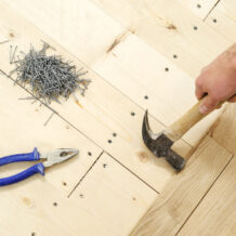 Poradnik dotyczący układania podłogi drewnianej – naturalne i eleganckie wykończenie