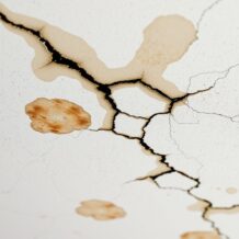 Jak rozpoznać i naprawić nieprawidłową współpracę stropu z dachem – najczęstsze problemy i rozwiązania