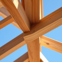 Jak przeprowadzić dokładną ocenę stanu więźby dachowej i rozpoznać sygnały uszkodzeń