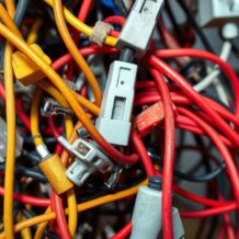 Jak rozpoznać prowizoryczne przeróbki instalacji elektrycznej i kiedy warto zlecić fachowy przegląd
