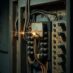 Stara instalacja elektryczna w domu – kiedy wymiana jest konieczna, a kiedy można ją bezpiecznie pozostawić?
