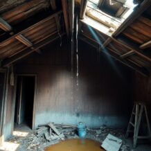 Przeciekający dach w starym domu: jak skutecznie znaleźć przyczynę i zabezpieczyć nieszczelności