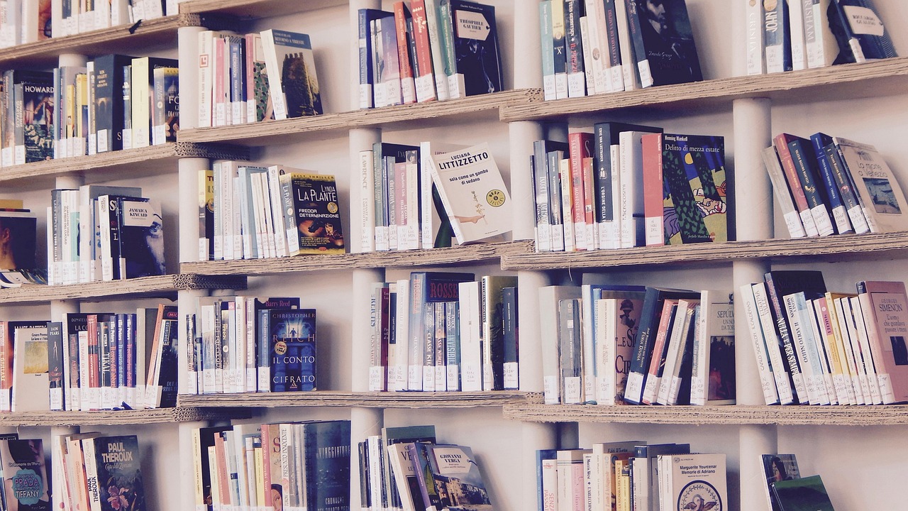 Drewniana biblioteczka – pomysły na funkcjonalną aranżację w różnych wnętrzach